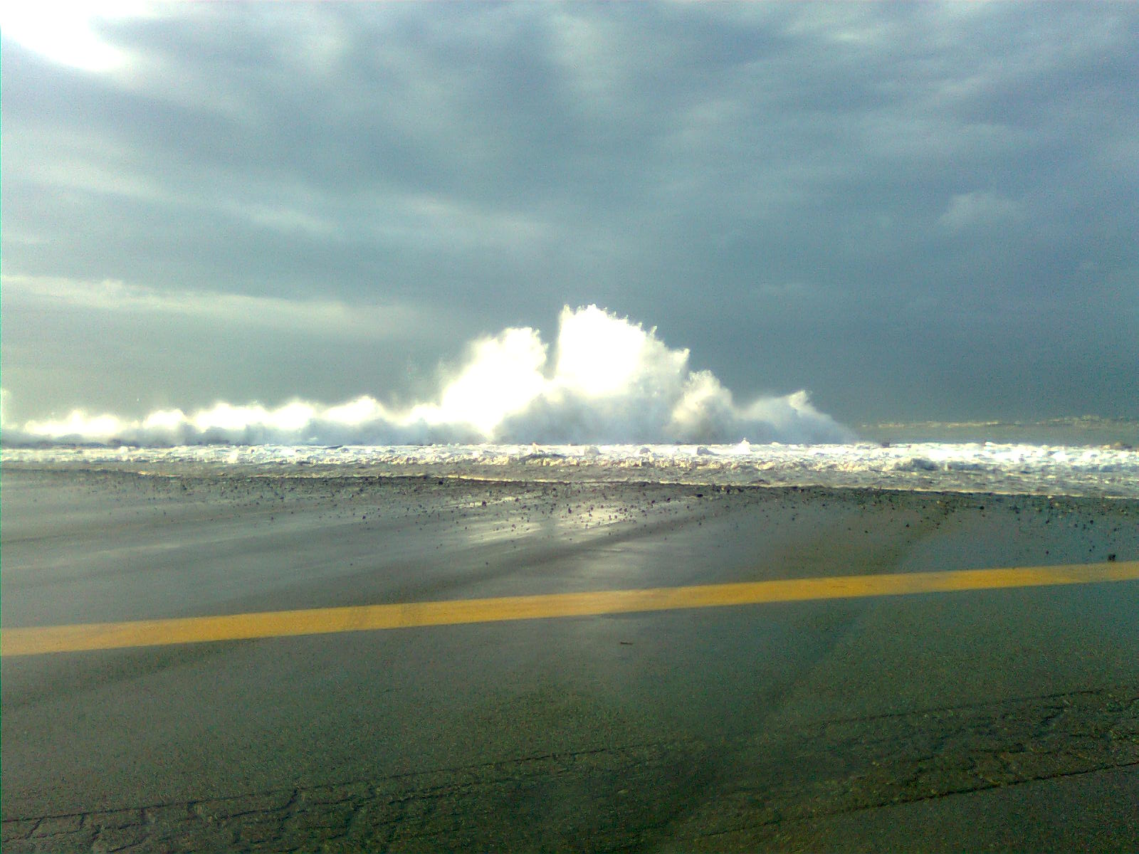 11/2011: Vues des pistes de l’aéroport de Nice, situées en bord de mer, pendant l’événement(Yvan LATIL - DGAC) -pluiesextremes.meteo.fr